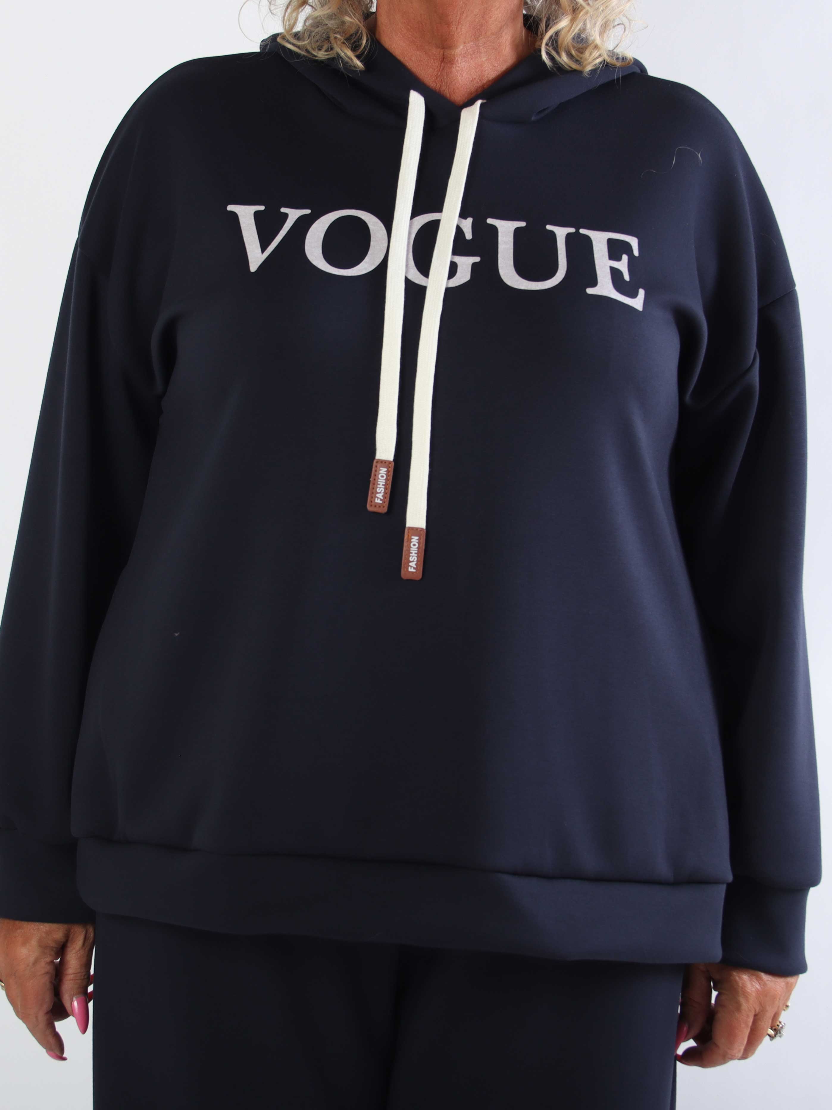 Winona - Blødt plus size joggingsæt i viskose med Vogue stående på bluse og bukser